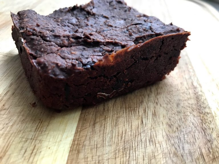 Schwarze Bohnen Brownie ohne Mehl und Eier - YUMYUMS