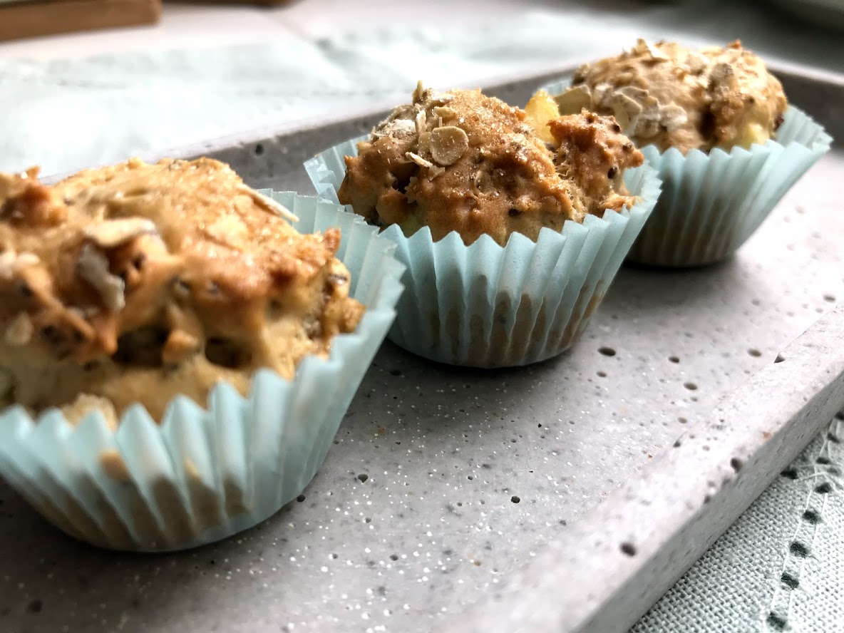 Gesunde Apfel Zimt Muffins mit Rosinen und Chiasamen - YUMYUMS