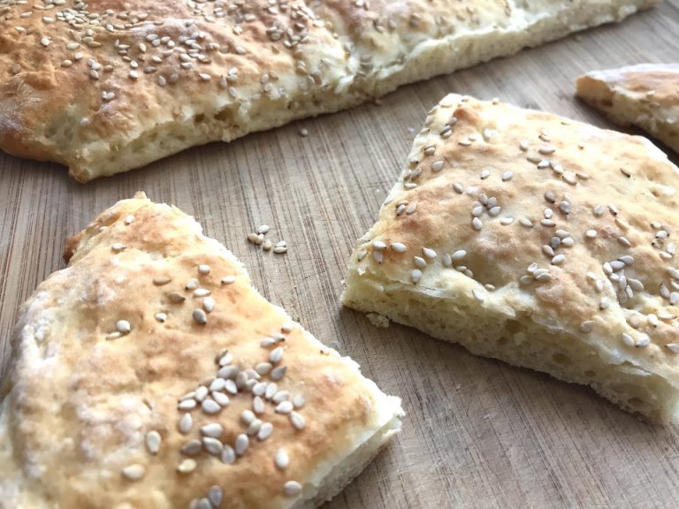 Schnelles Quark Fladenbrot mit Sesam - YUMYUMS